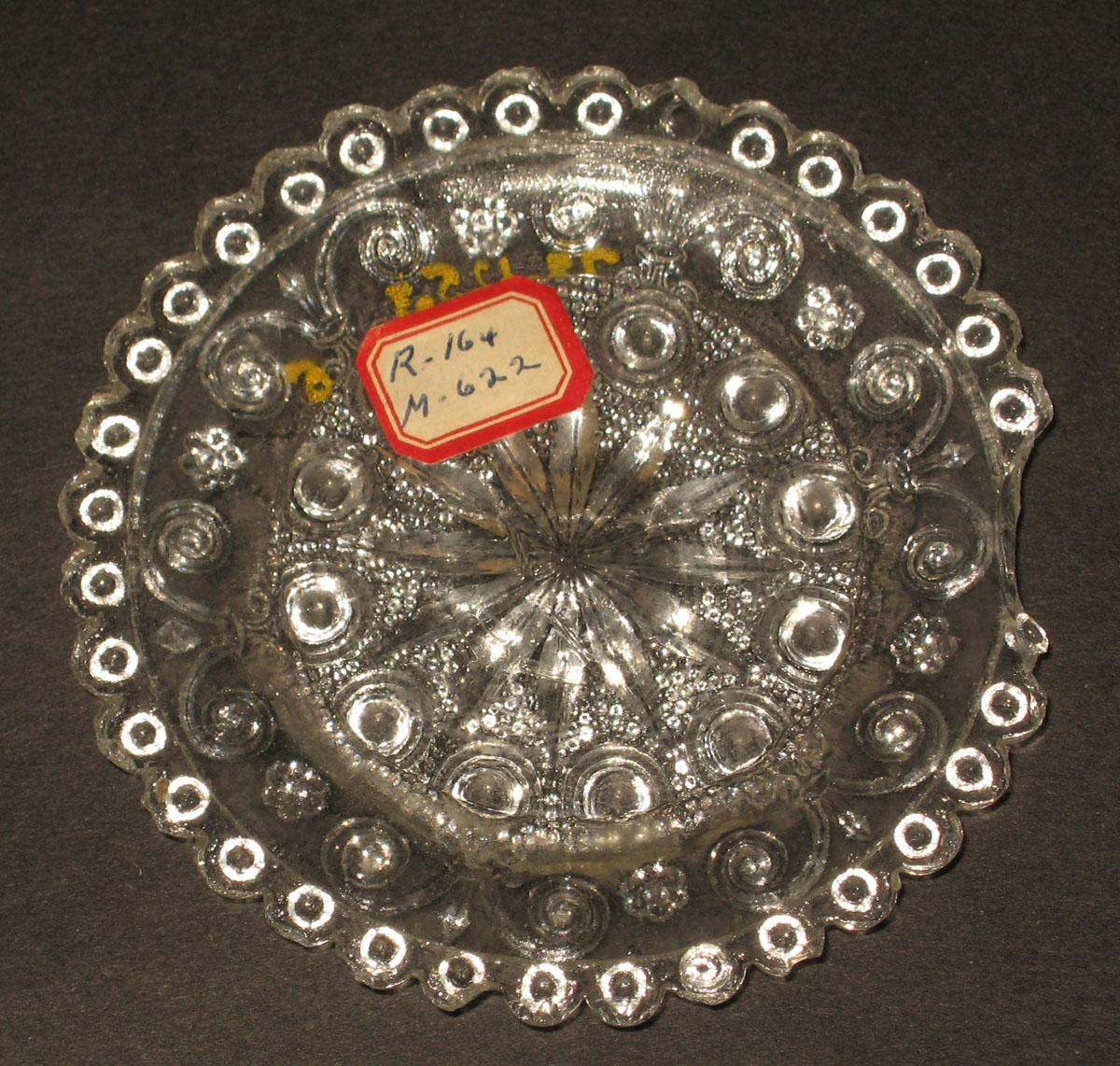 1978.0125.036 Glass cup plate