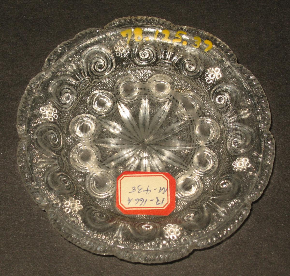 1978.0125.037 Glass cup plate
