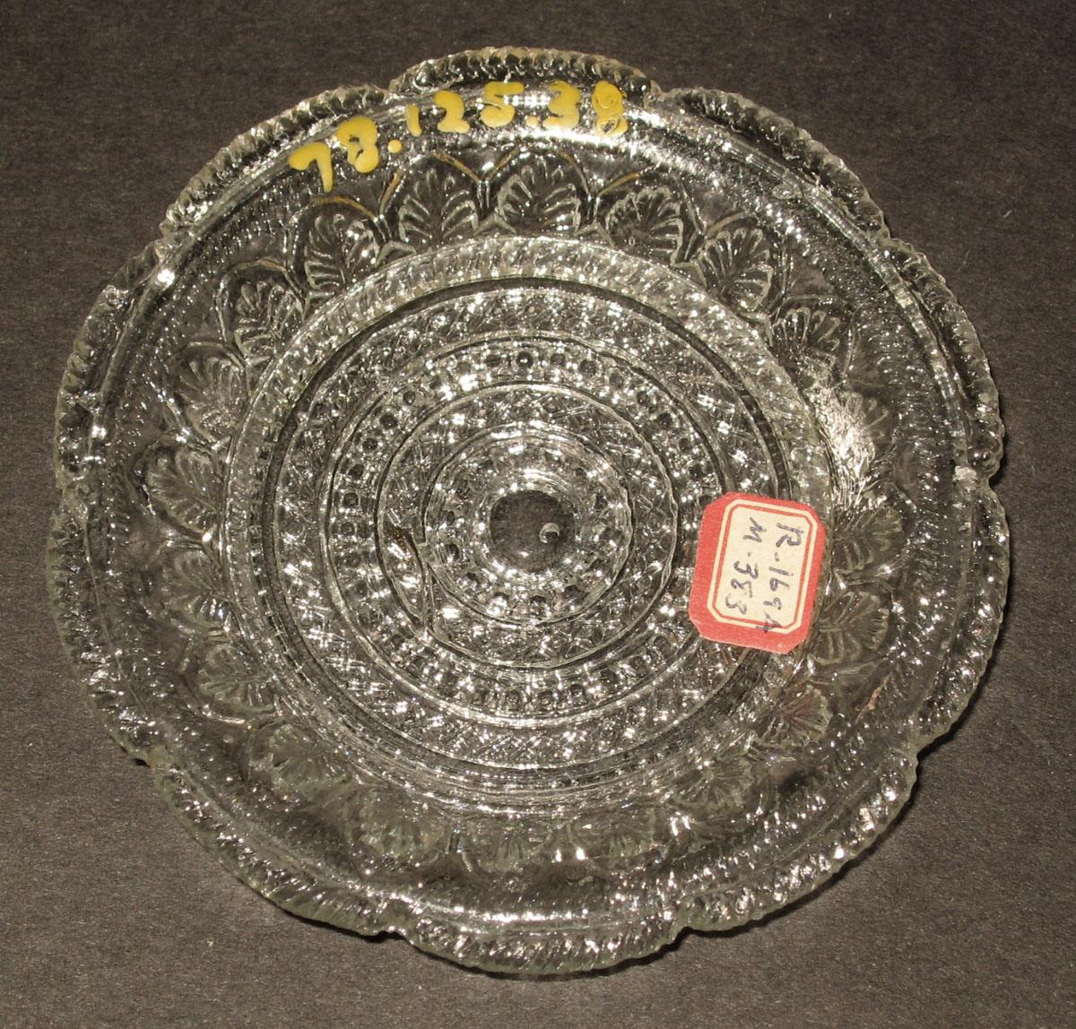 1978.0125.038 Glass cup plate