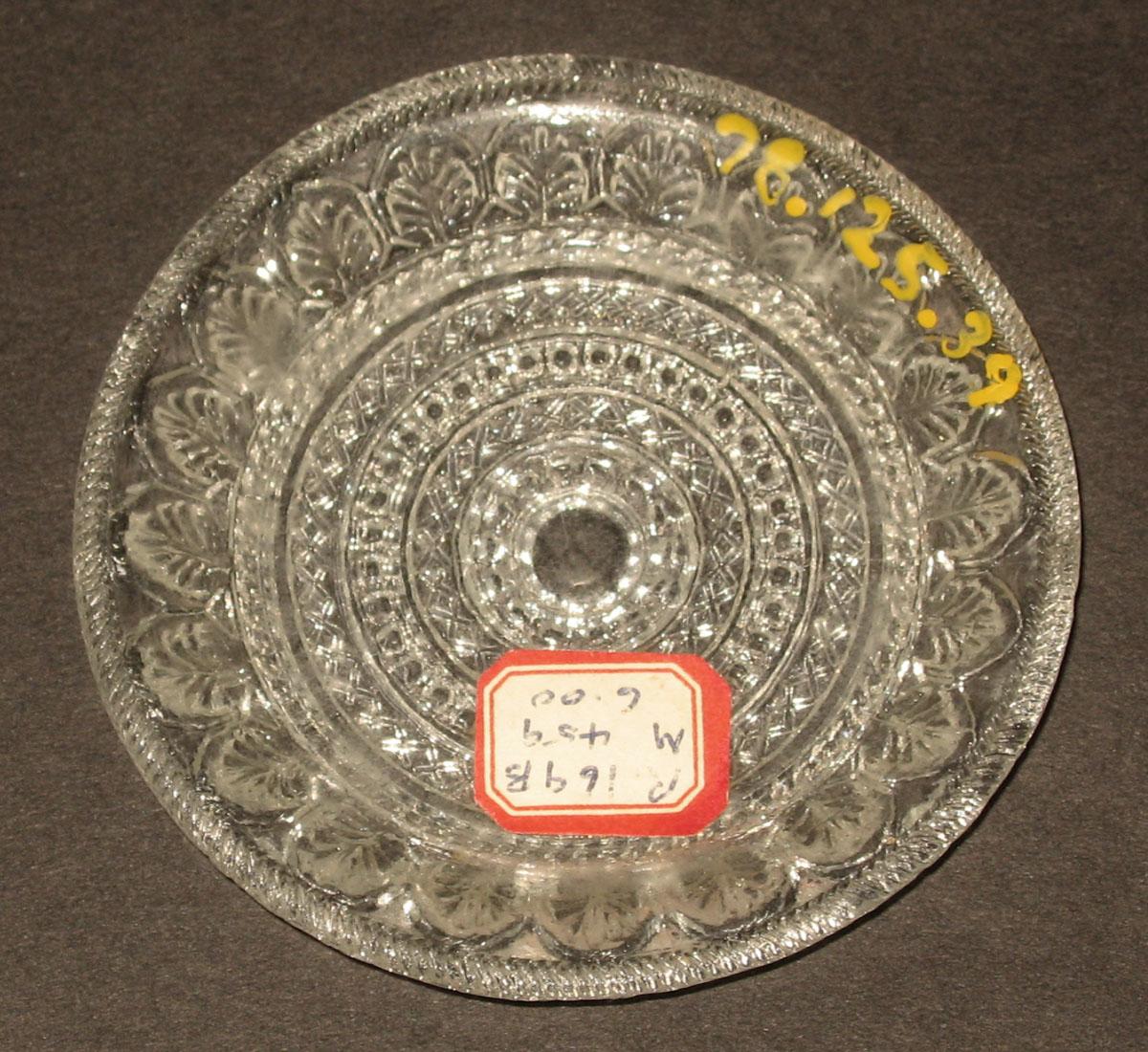 1978.0125.039 Glass cup plate