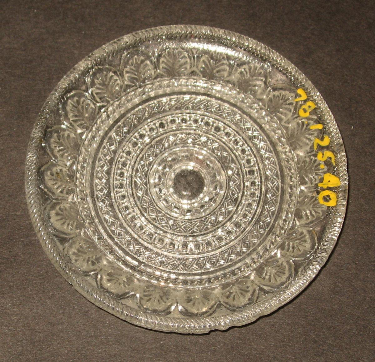 1978.0125.040 Glass cup plate