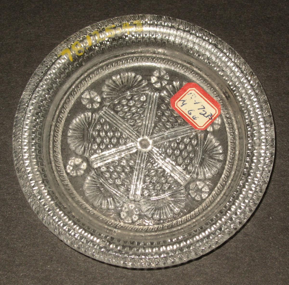 1978.0125.042 Glass cup plate