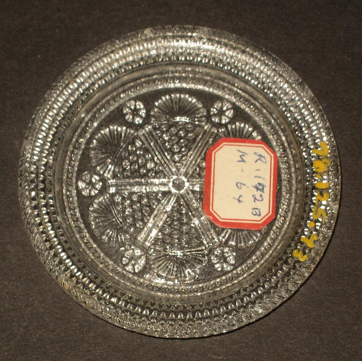 1978.0125.043 Glass cup plate