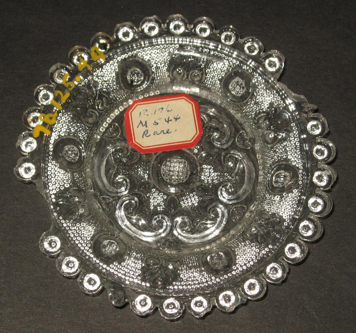 1978.0125.044 Glass cup plate