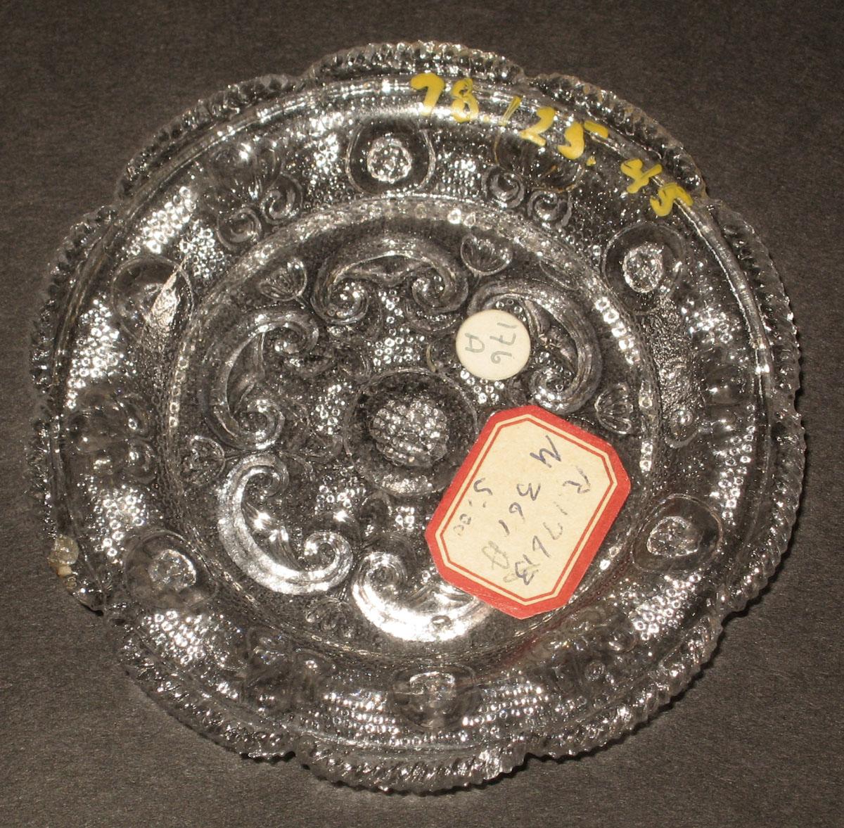 1978.0125.045 Glass cup plate