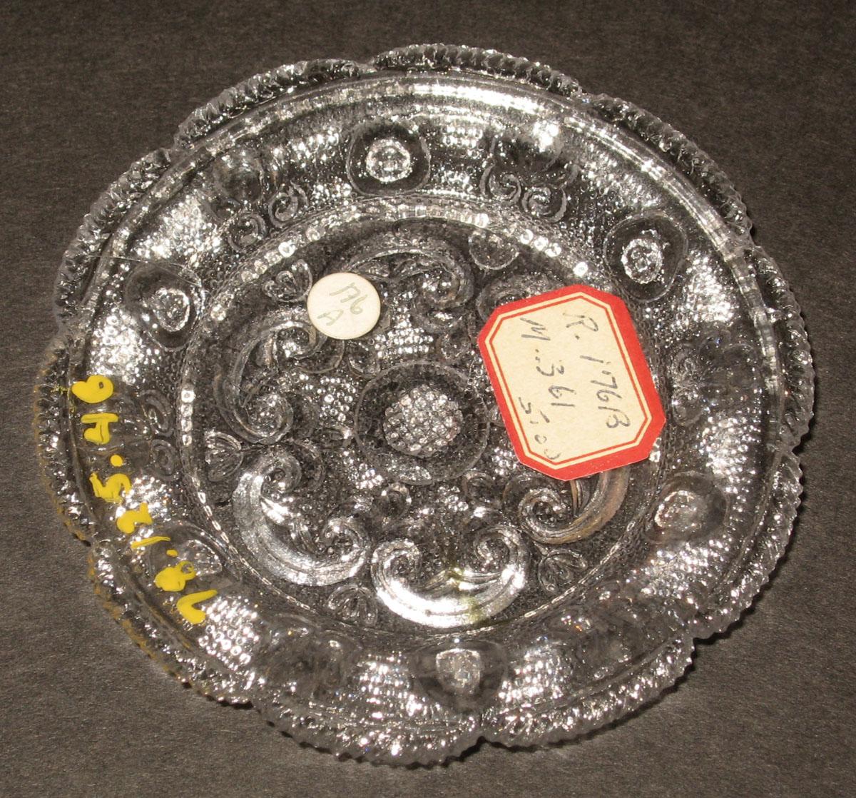1978.0125.046 Glass cup plate