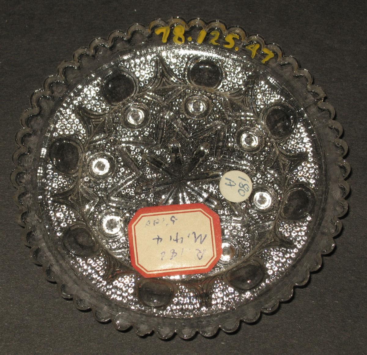 1978.0125.047 Glass cup plate
