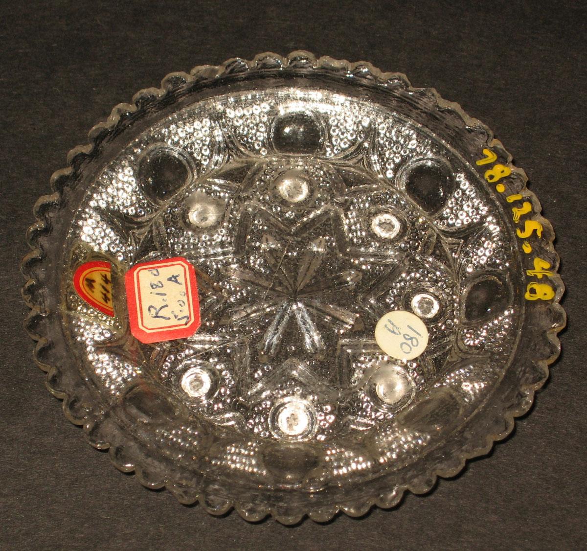 1978.0125.048 Glass cup plate