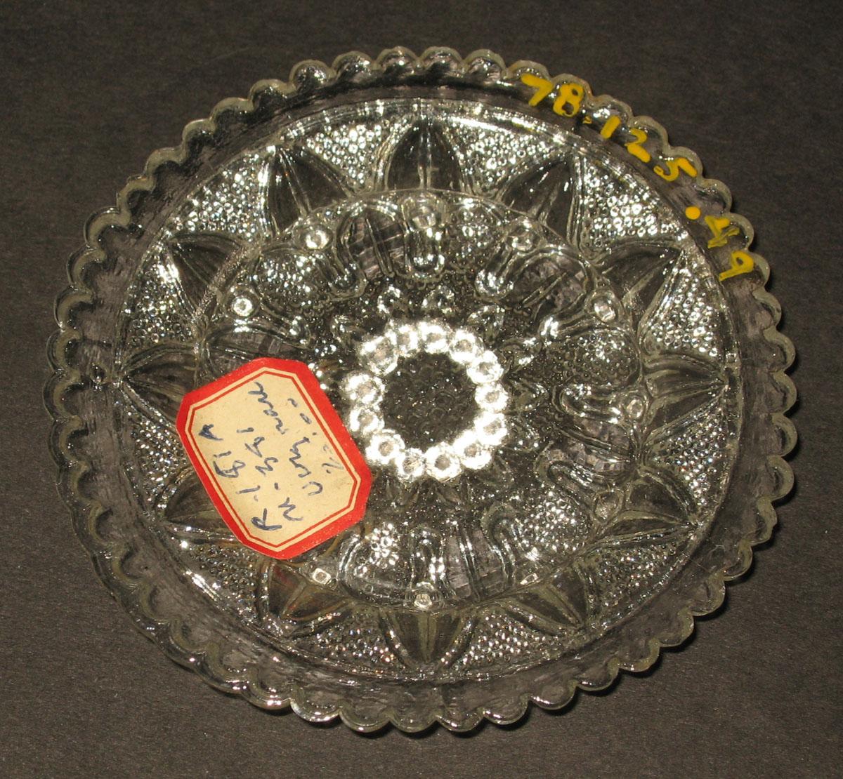 1978.0125.049 Glass cup plate