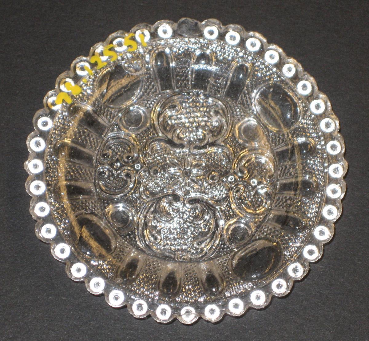 1978.0125.051 Glass cup plate