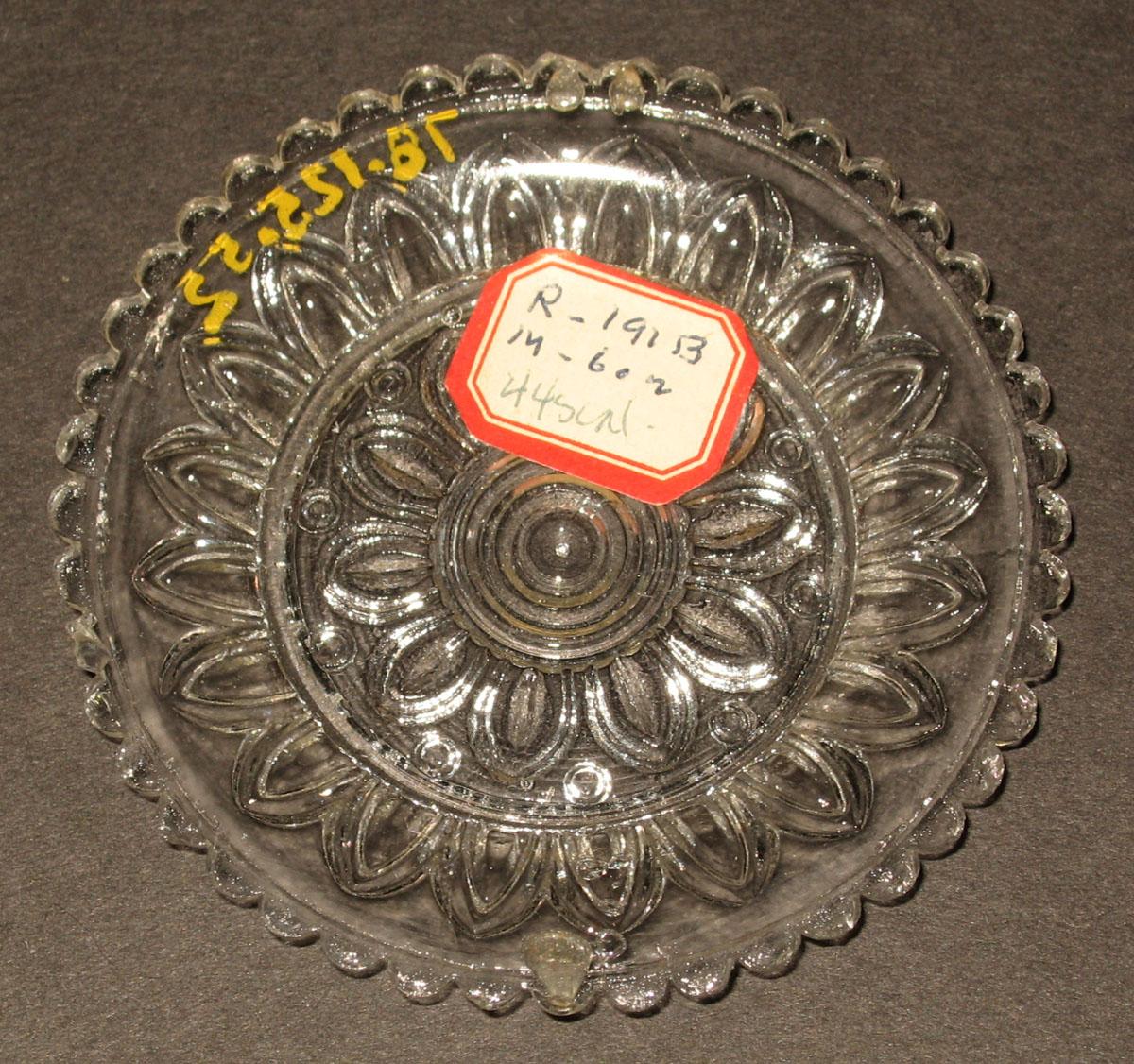 1978.0125.052 Glass cup plate