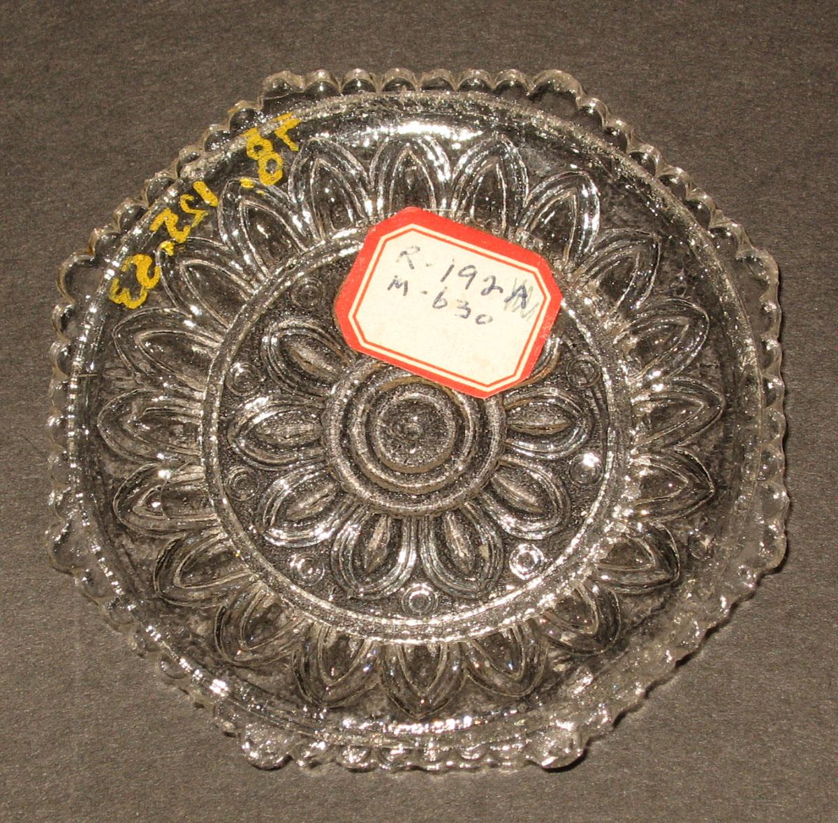1978.0125.053 Glass cup plate
