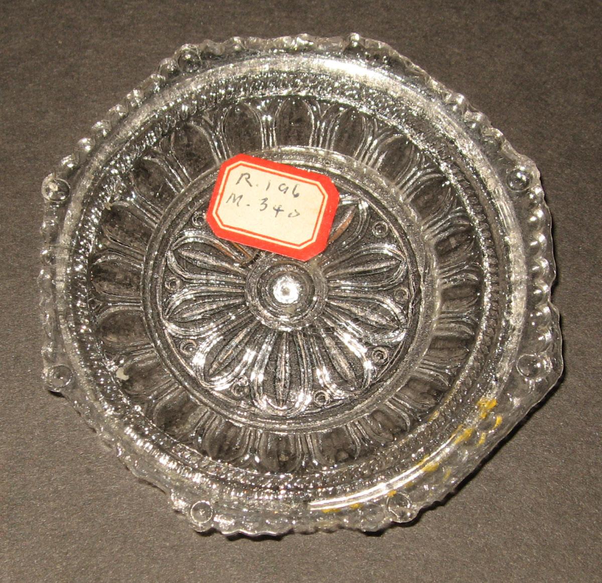 1978.0125.054 Glass cup plate
