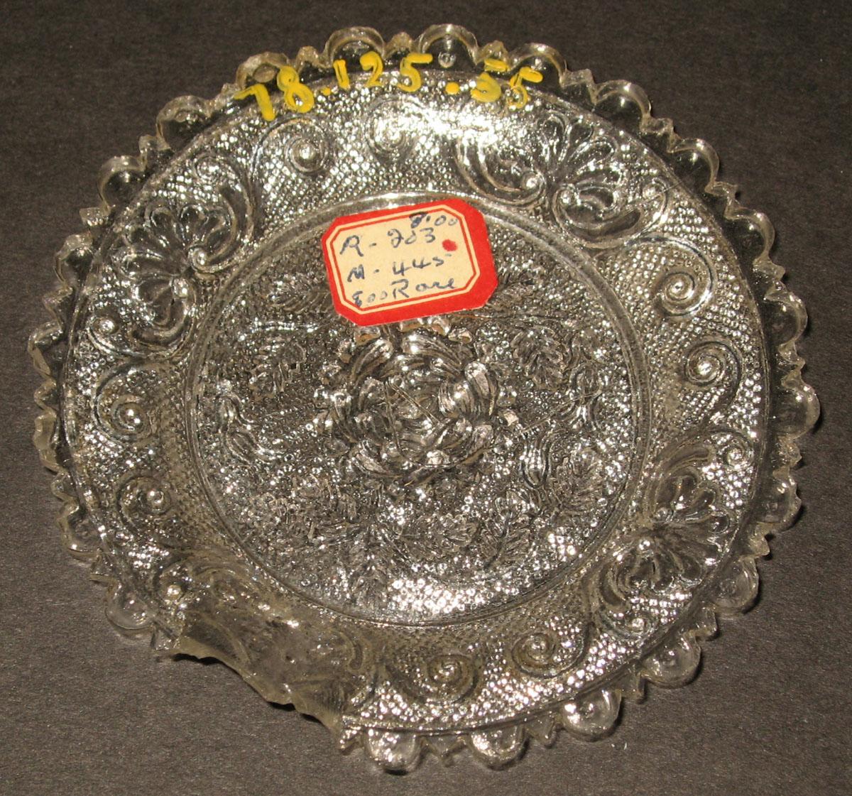 1978.0125.055 Glass cup plate