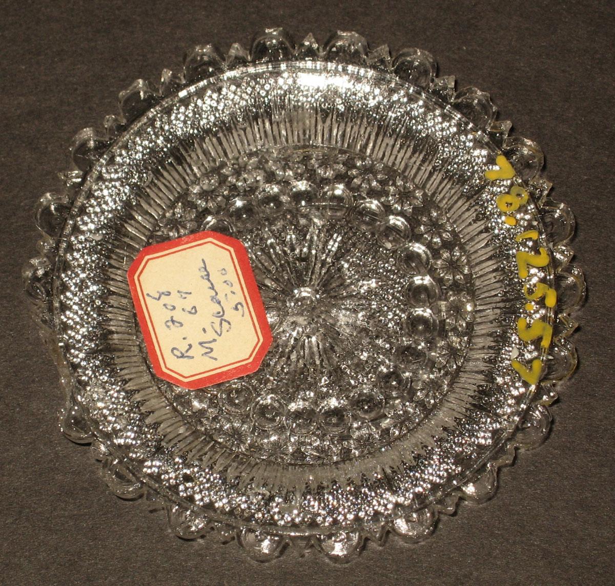 1978.0125.057 Glass cup plate