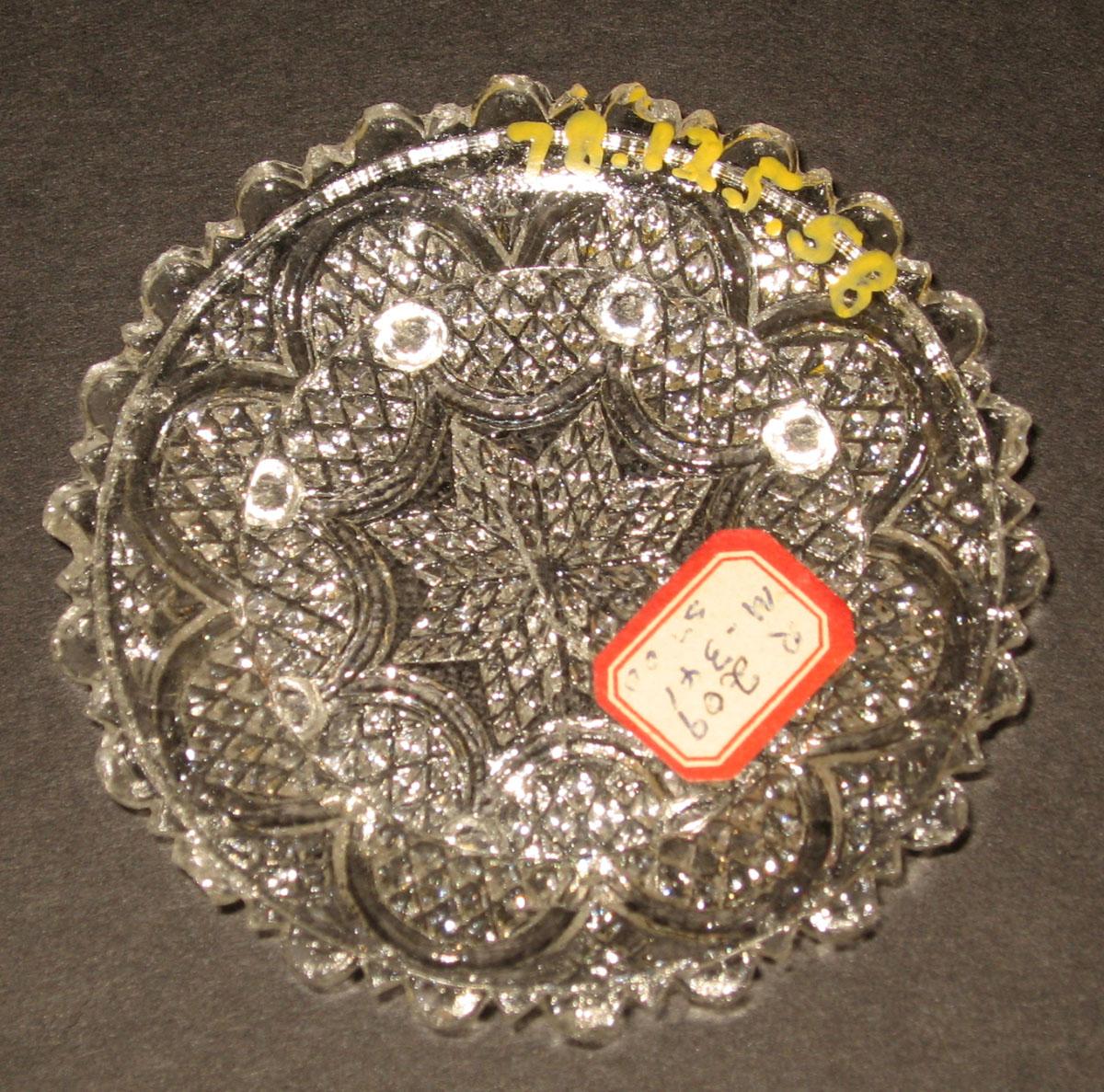 1978.0125.058 Glass cup plate