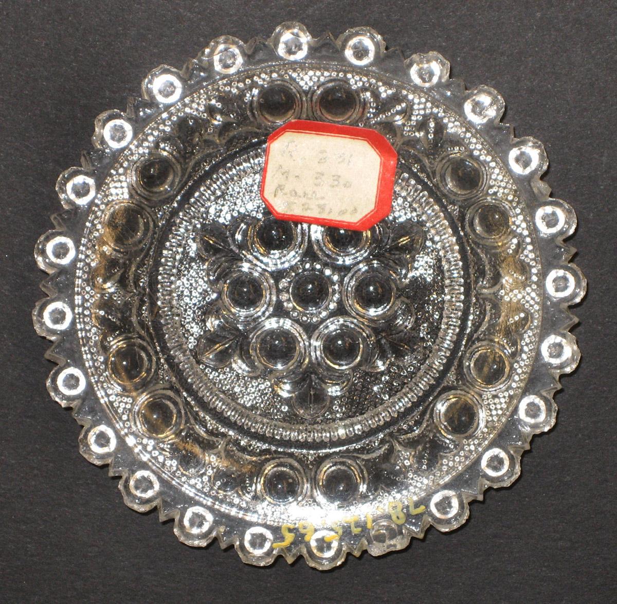 1978.0125.065 Glass cup plate