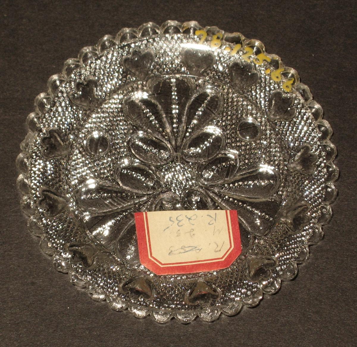 1978.0125.066 Glass cup plate