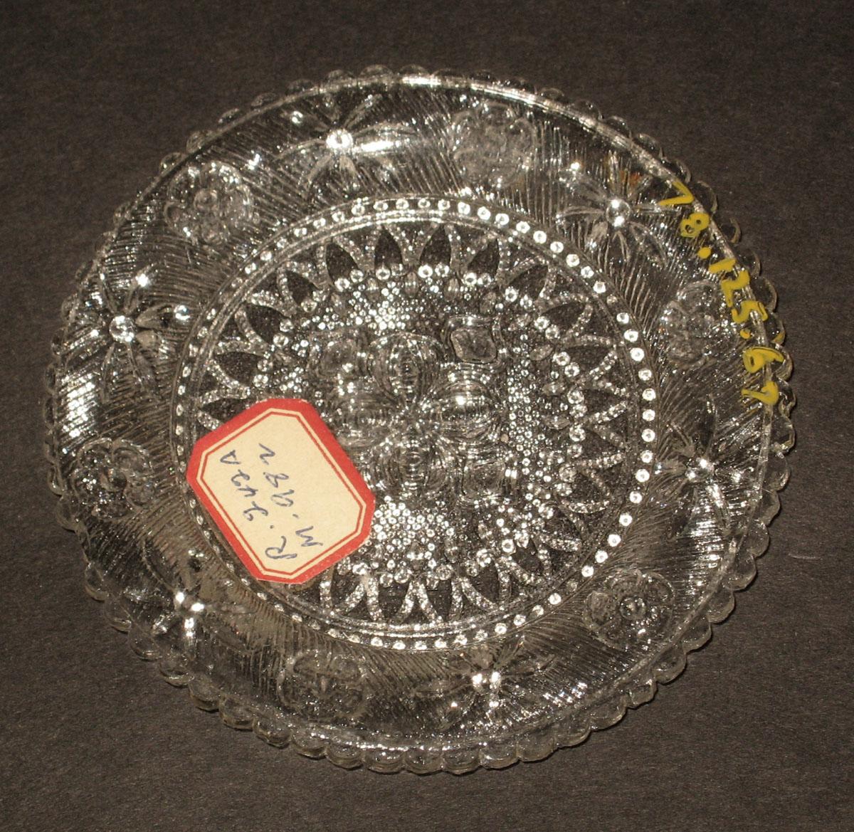 1978.0125.067 Glass cup plate