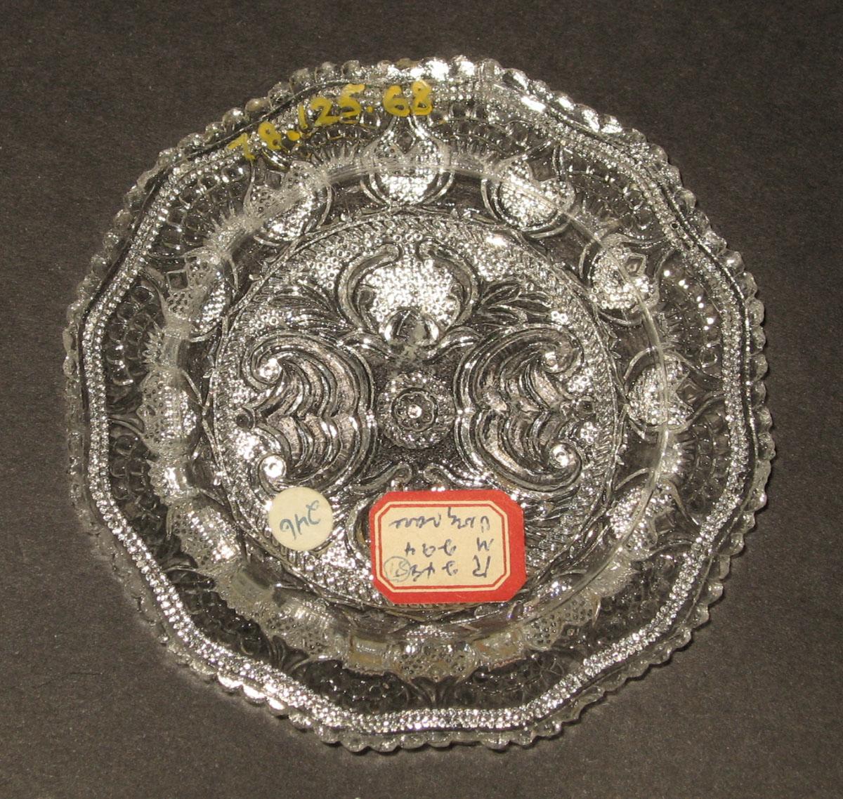 1978.0125.068 Glass cup plate