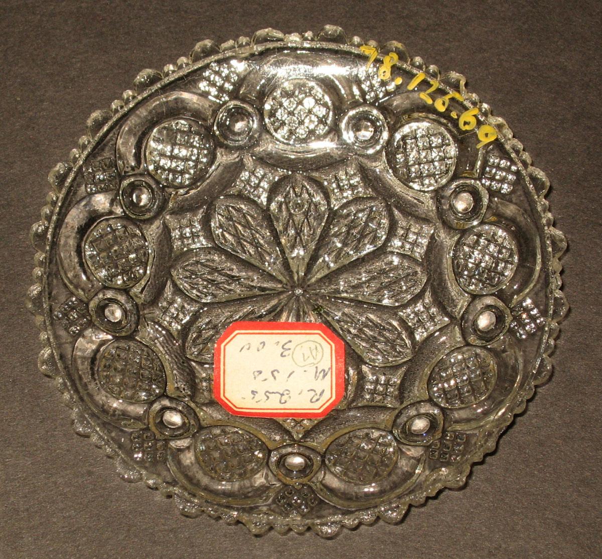 1978.0125.069 Glass cup plate