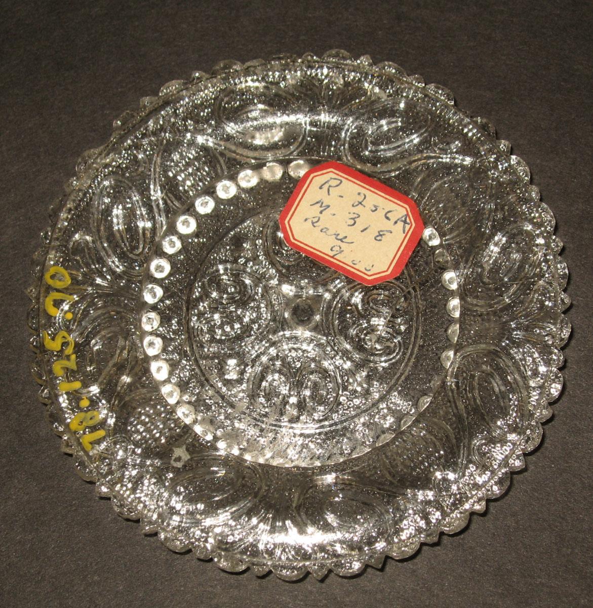 1978.0125.070 Glass cup plate