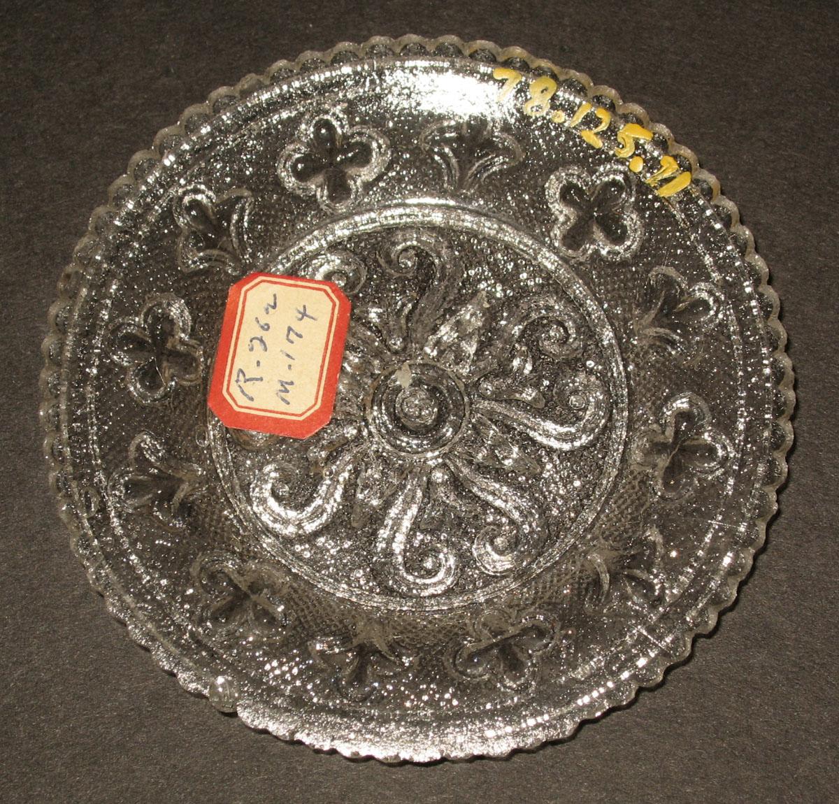 1978.0125.071 Glass cup plate