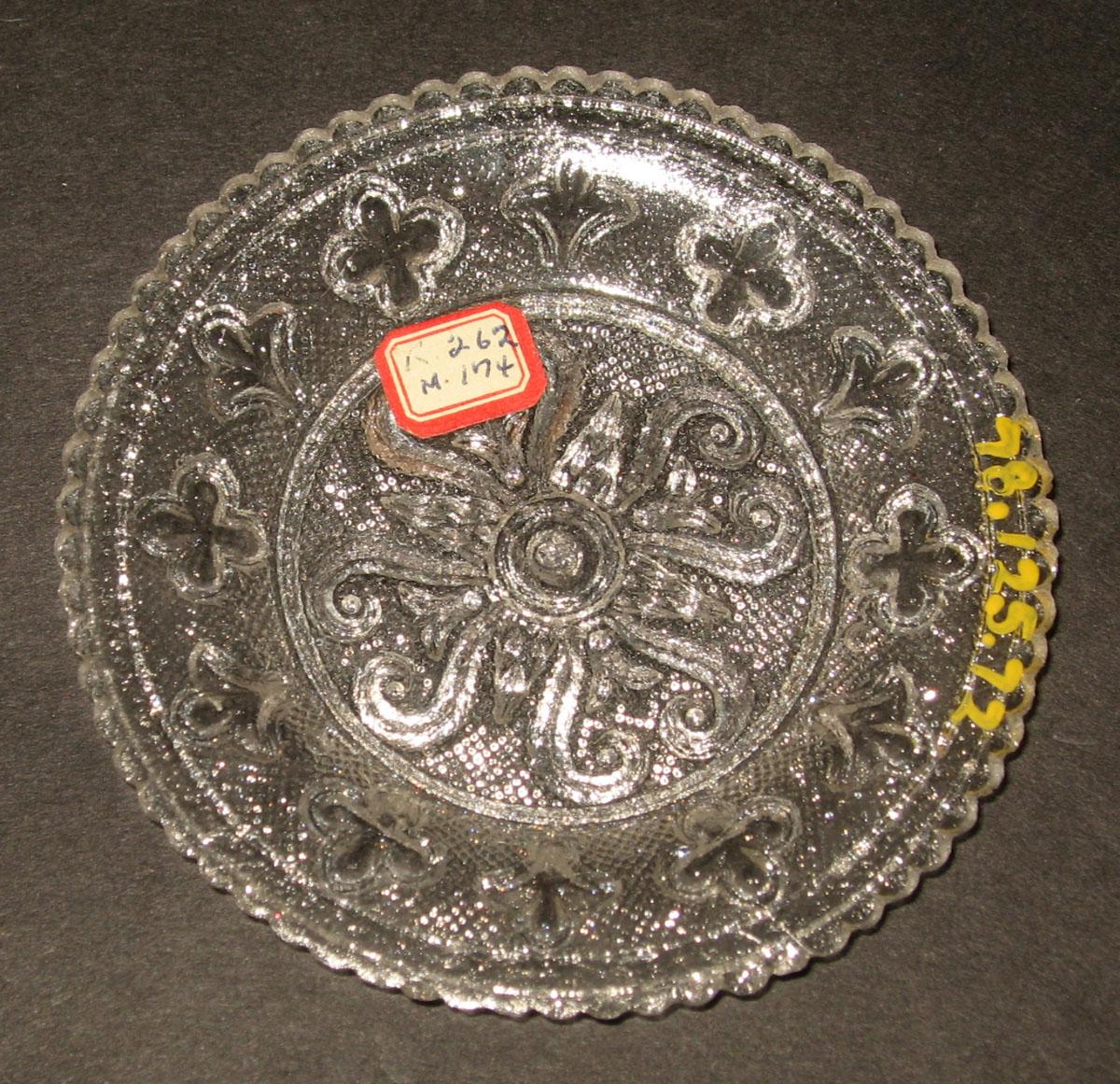 1978.0125.072 Glass cup plate