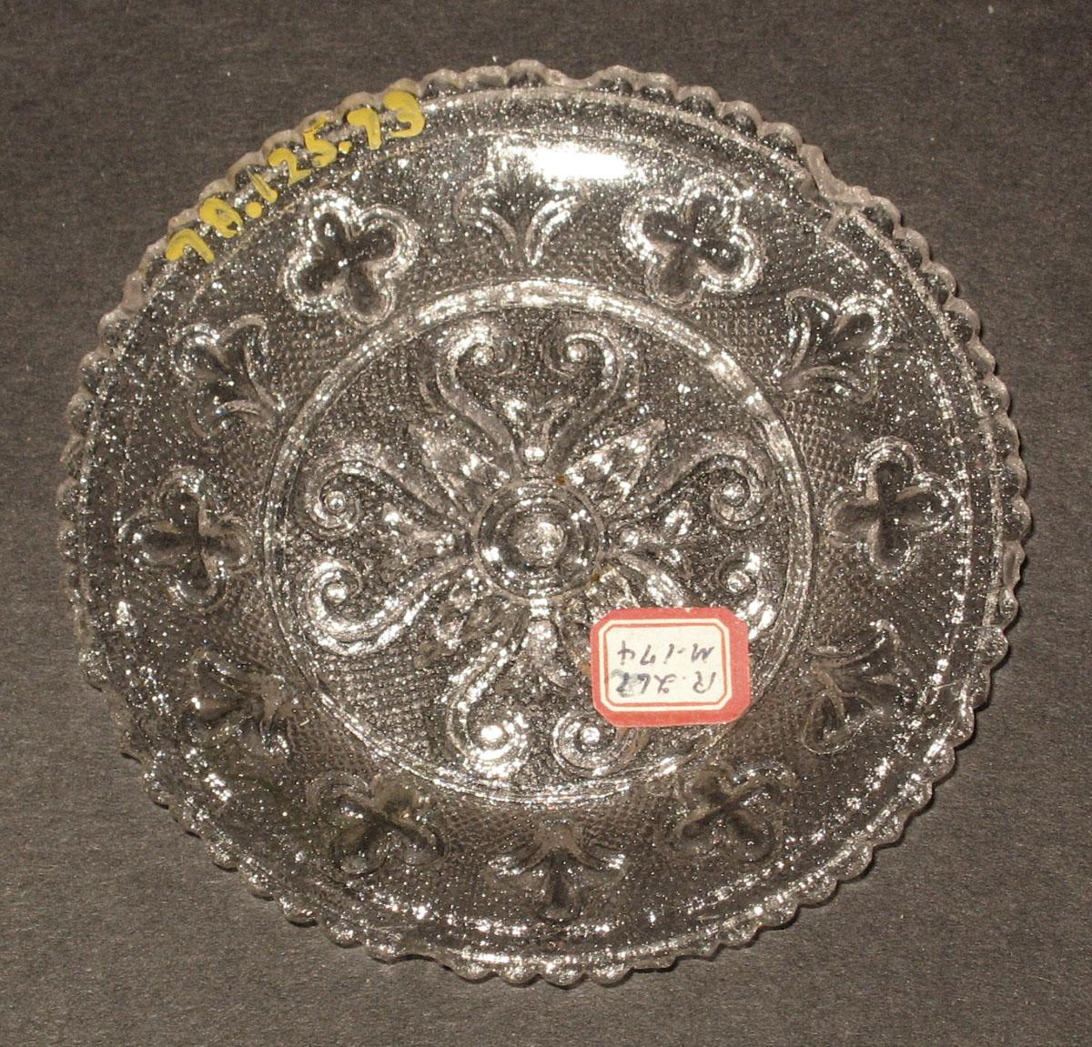 1978.0125.073 Glass cup plate