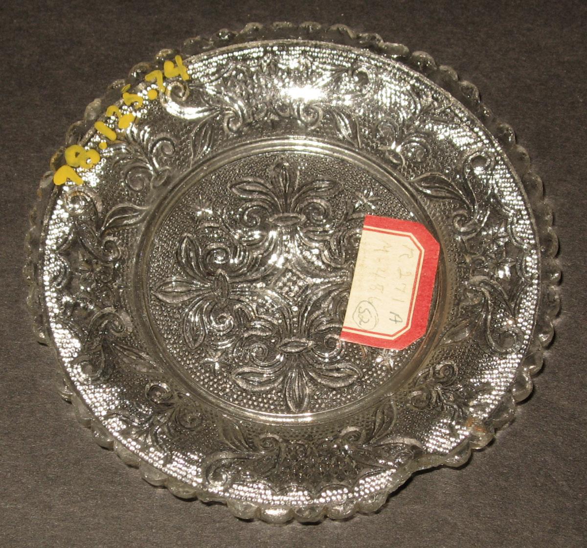 1978.0125.074 Glass cup plate