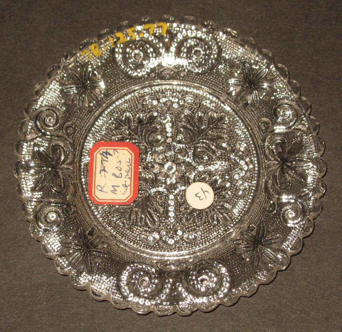1978.0125.077 Glass cup plate