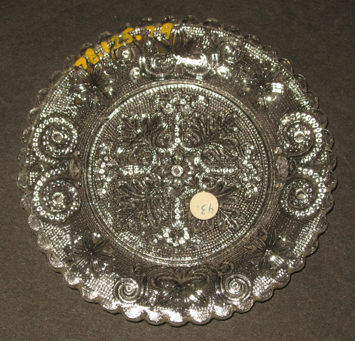 1978.0125.079 Glass cup plate