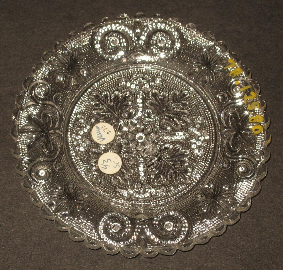 1978.0125.080 Glass cup plate