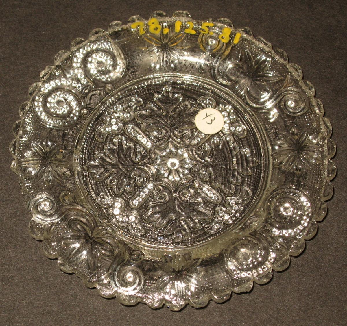 1978.0125.081 Glass cup plate