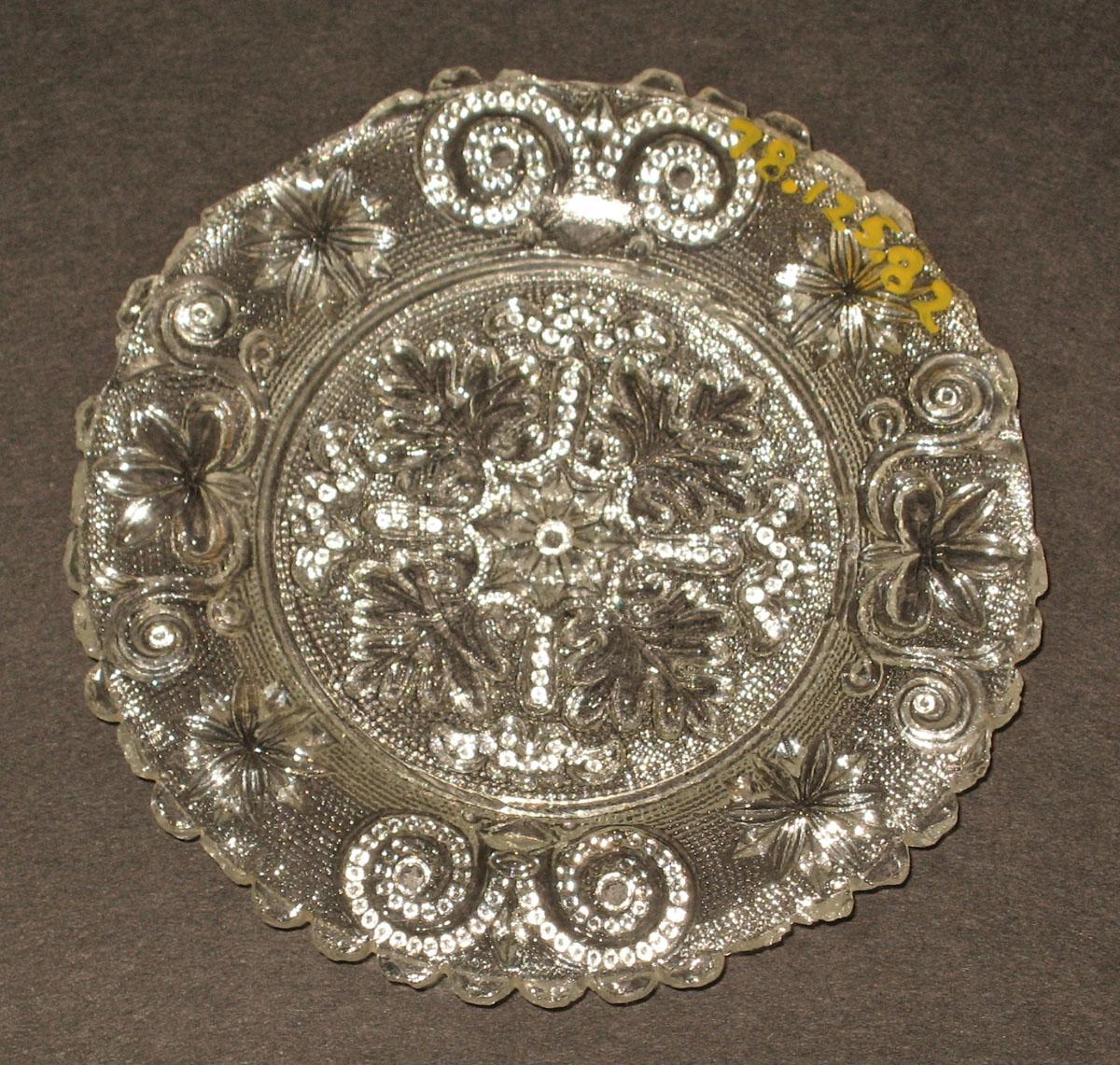 1978.0125.082 Glass cup plate