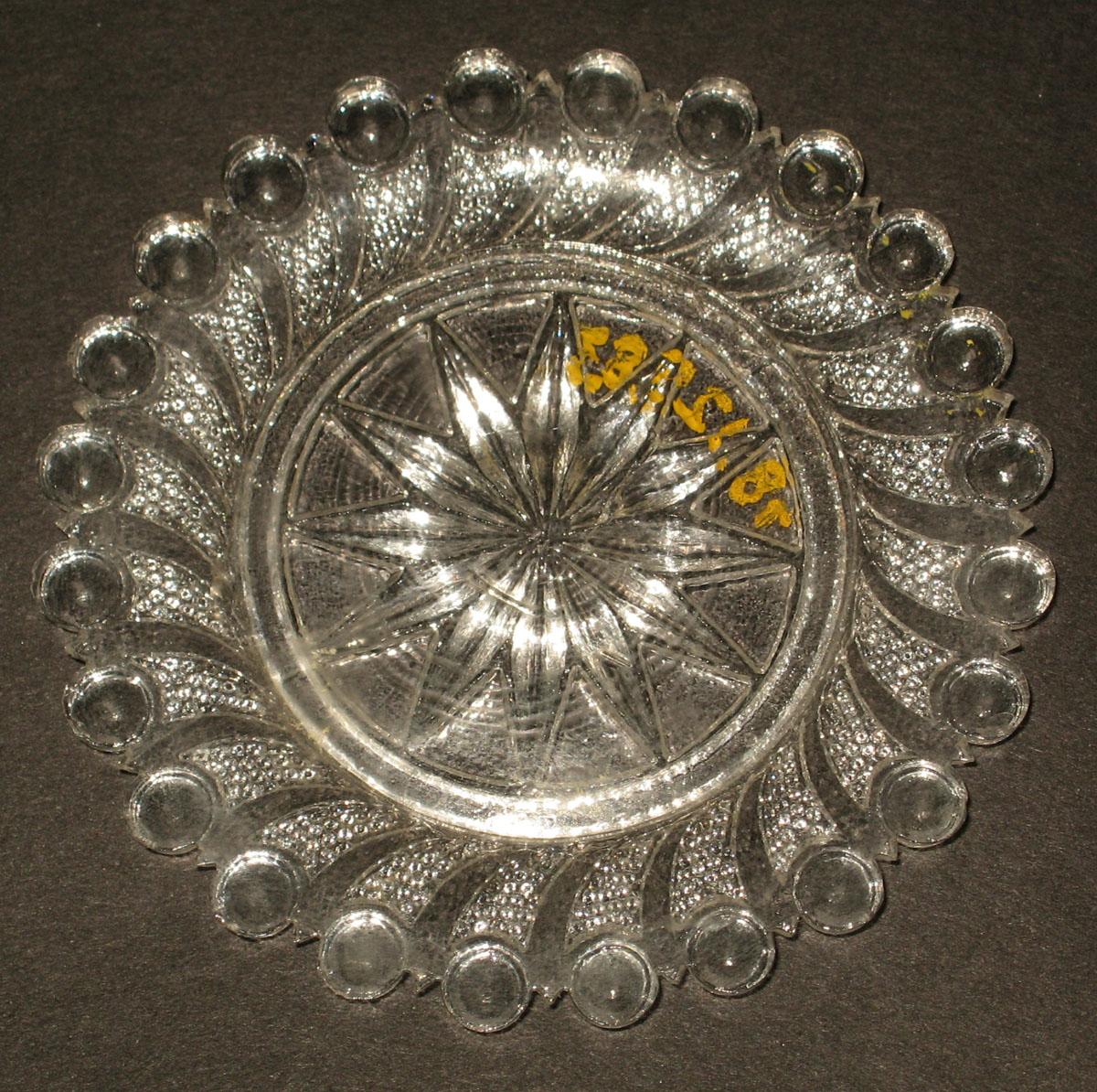 1978.0125.083 Glass cup plate