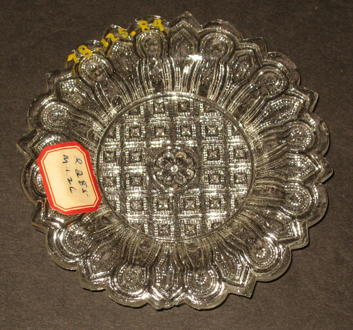 1978.0125.084 Glass cup plate