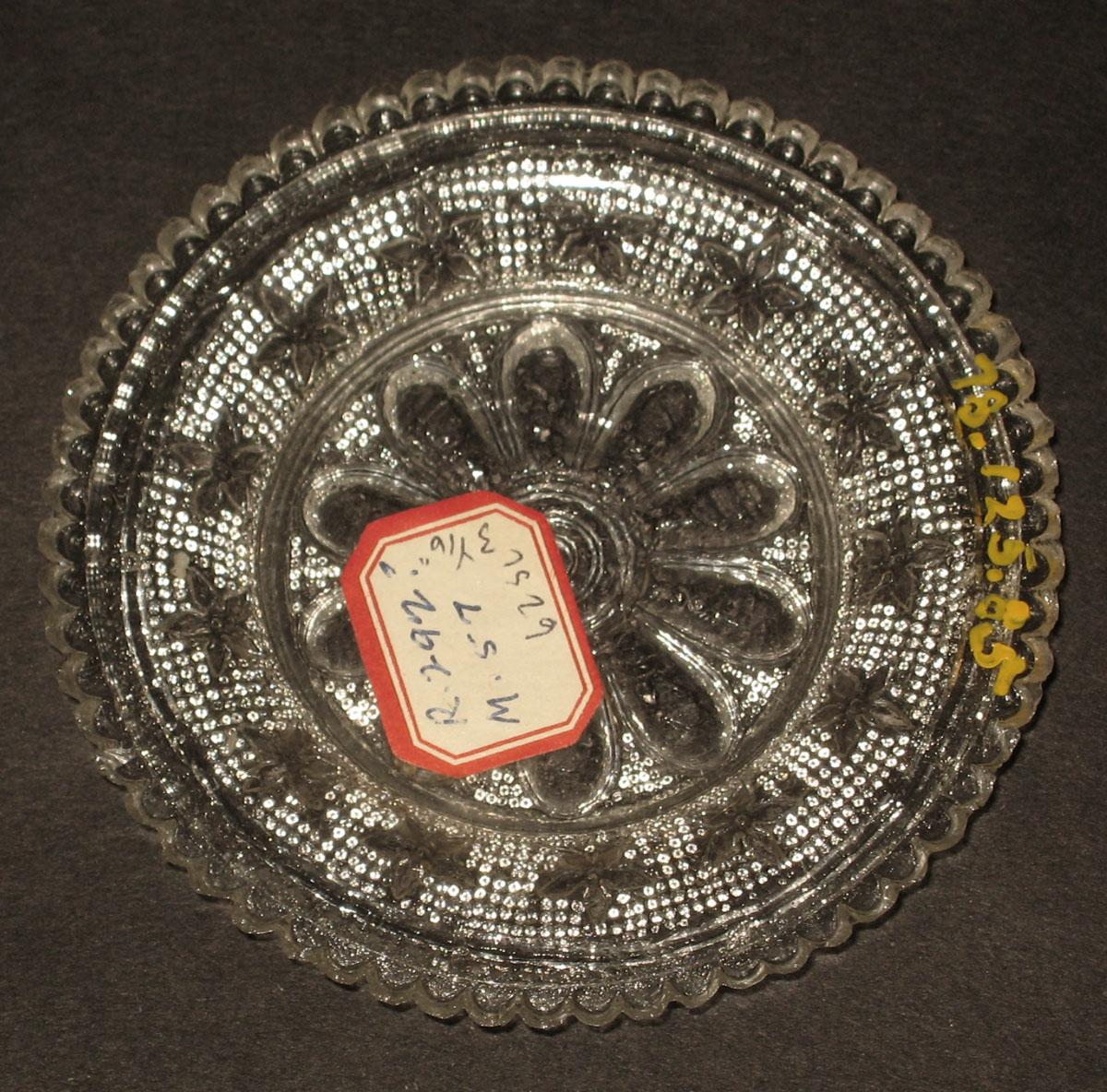 1978.0125.085 Glass cup plate