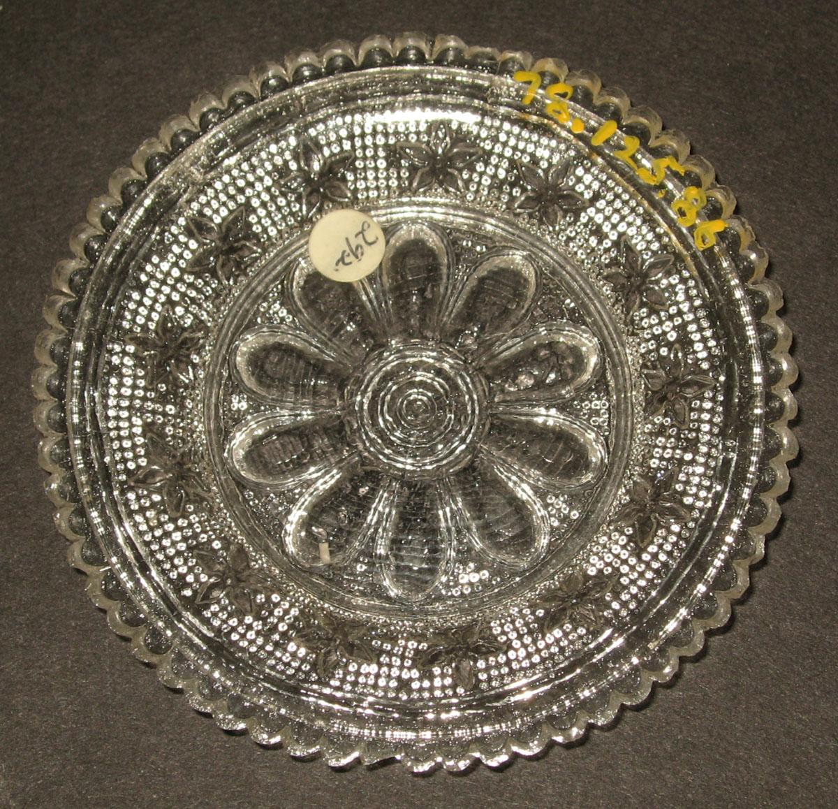 1978.0125.086 Glass cup plate