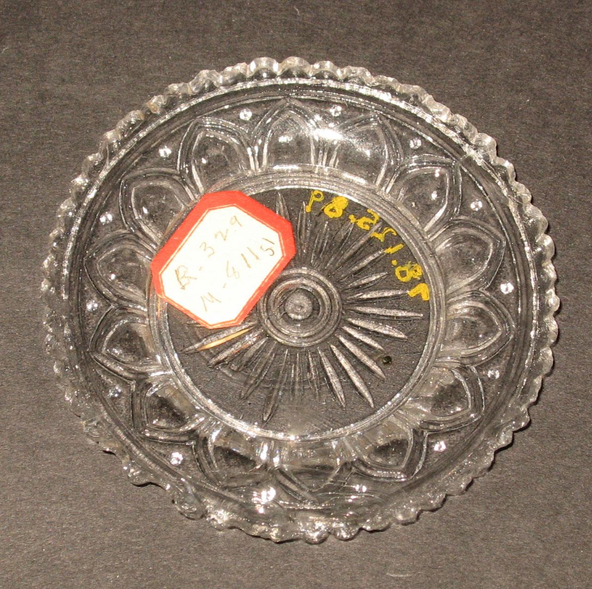 1978.0125.089 Glass cup plate