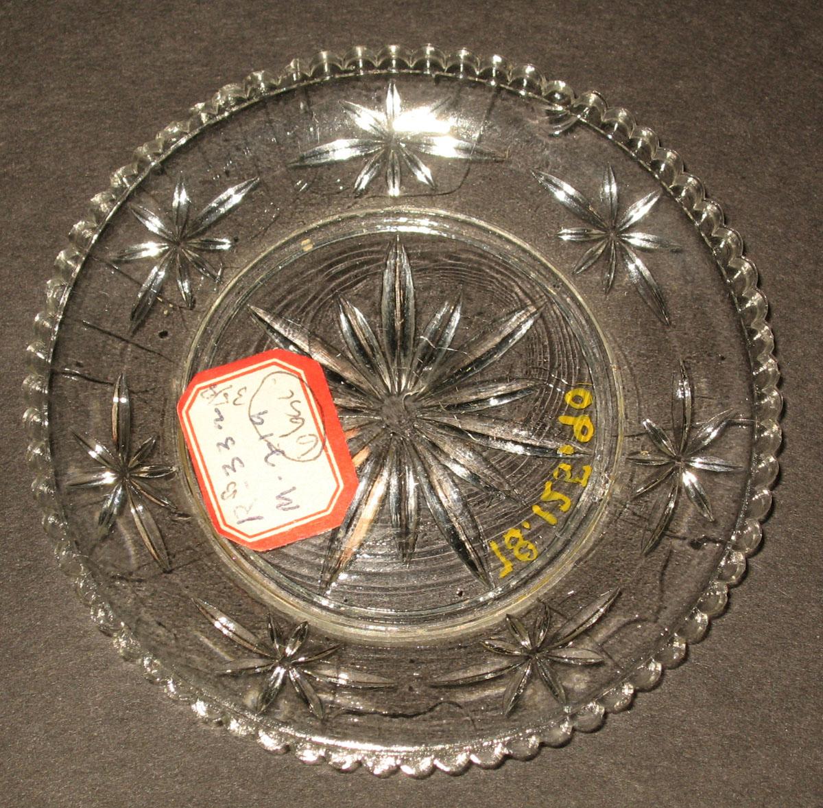 1978.0125.090 Glass cup plate