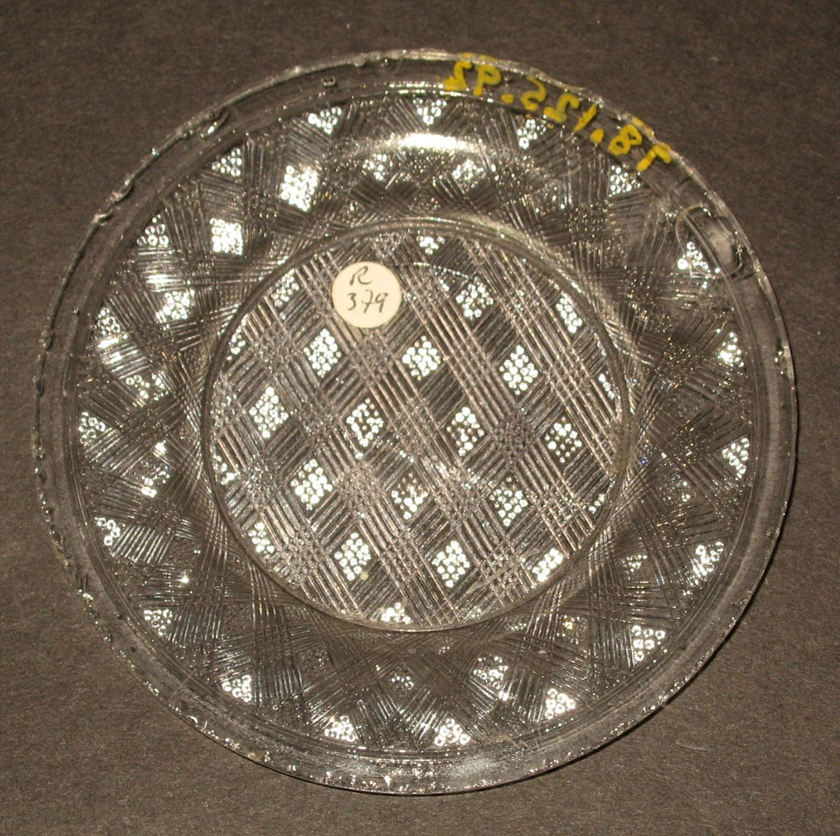 1978.0125.092 Glass cup plate