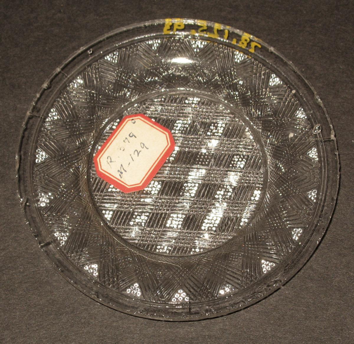 1978.0125.093 Glass cup plate