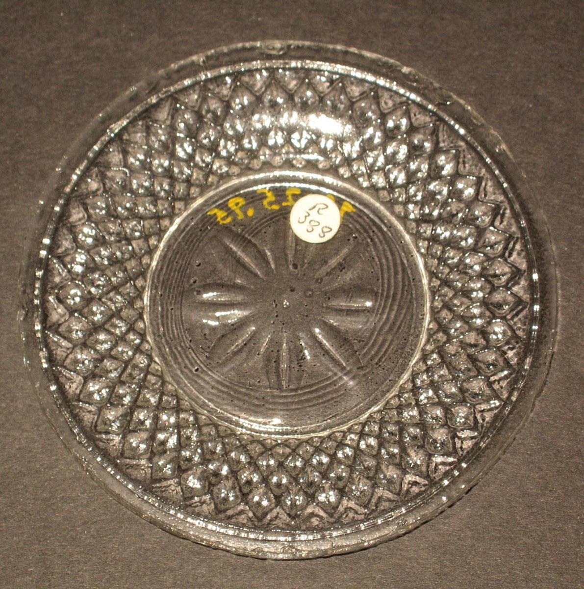 1978.0125.095 Glass cup plate