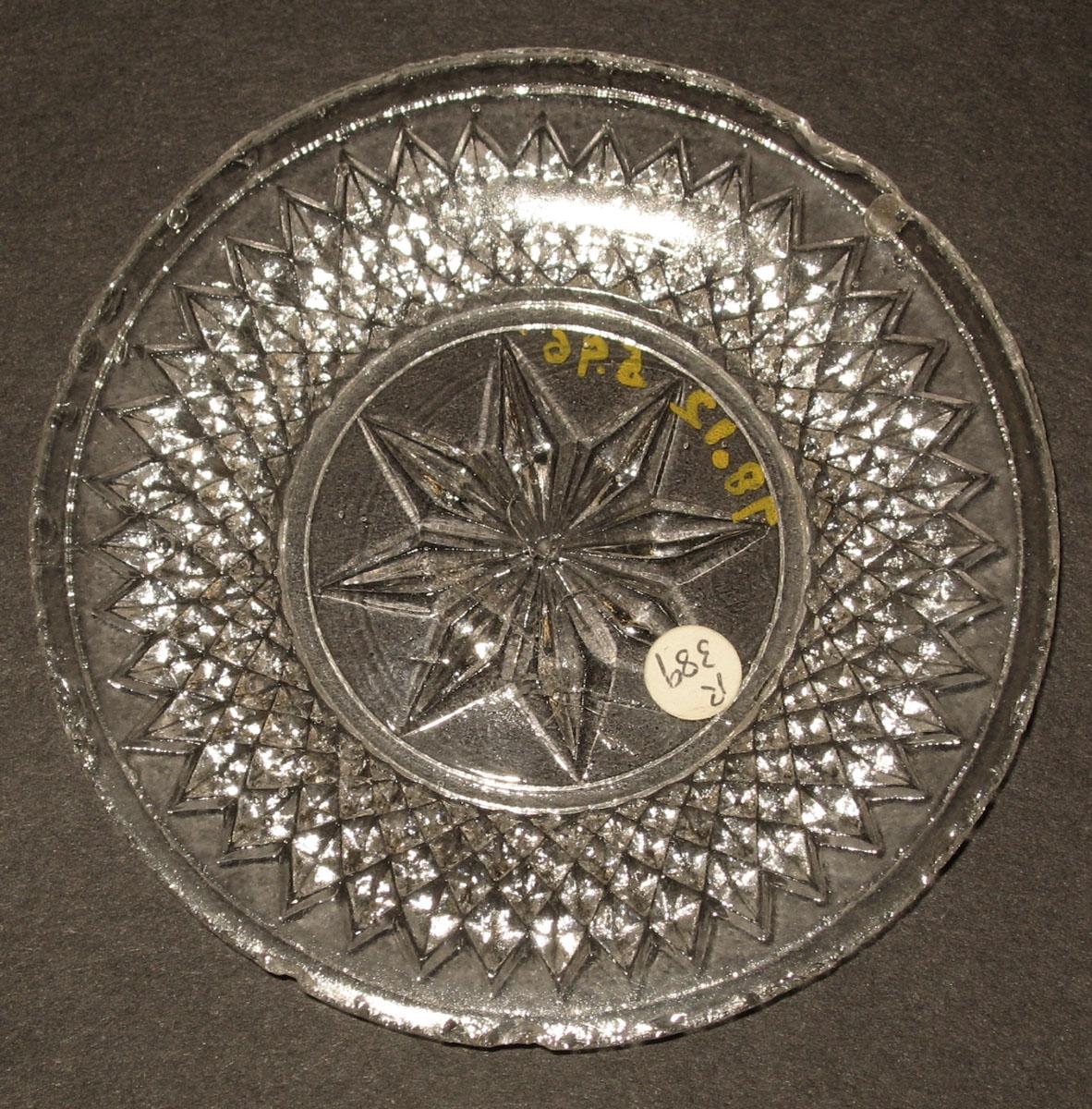 1978.0125.096 Glass cup plate