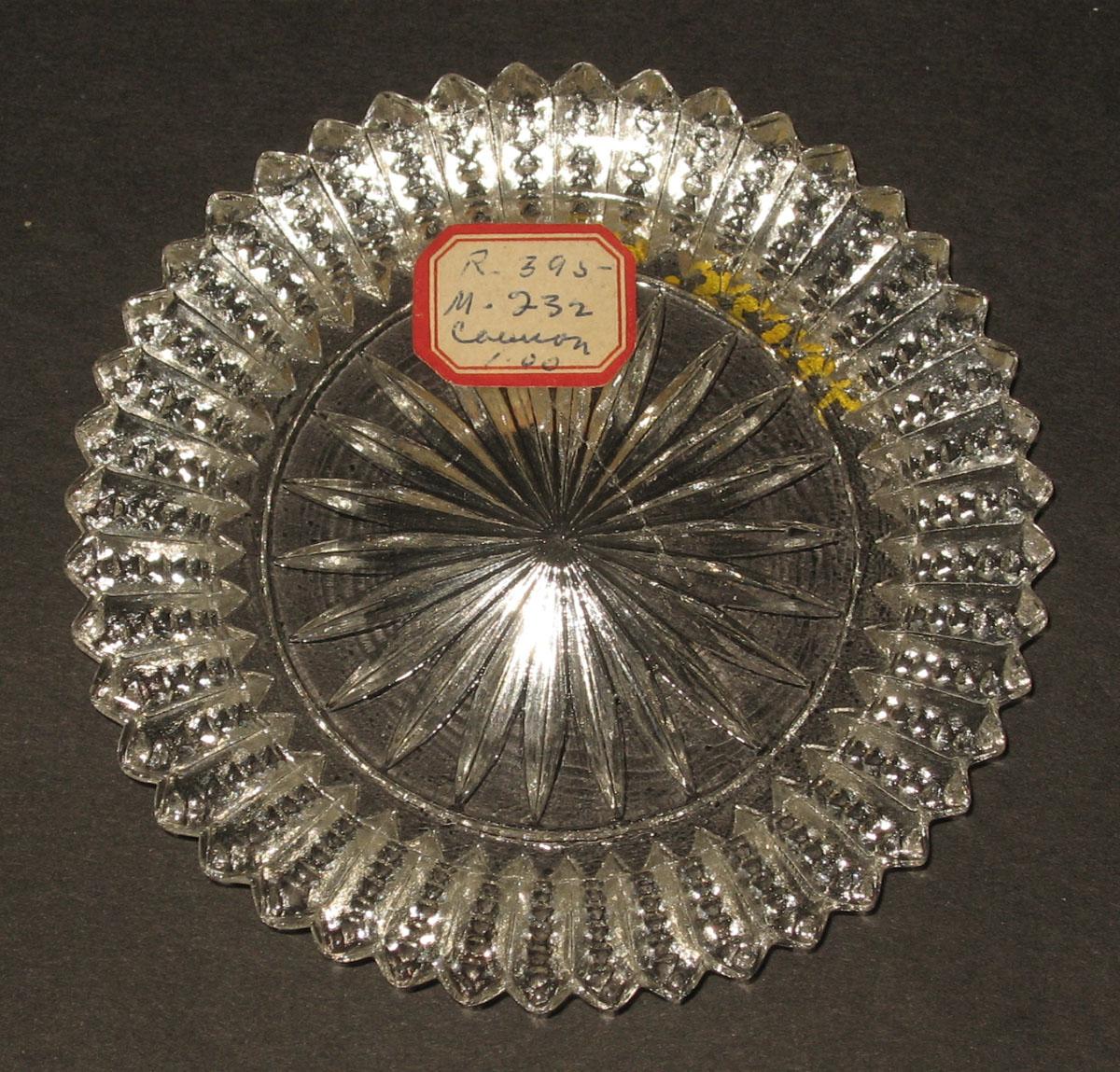 1978.0125.098 Glass cup plate