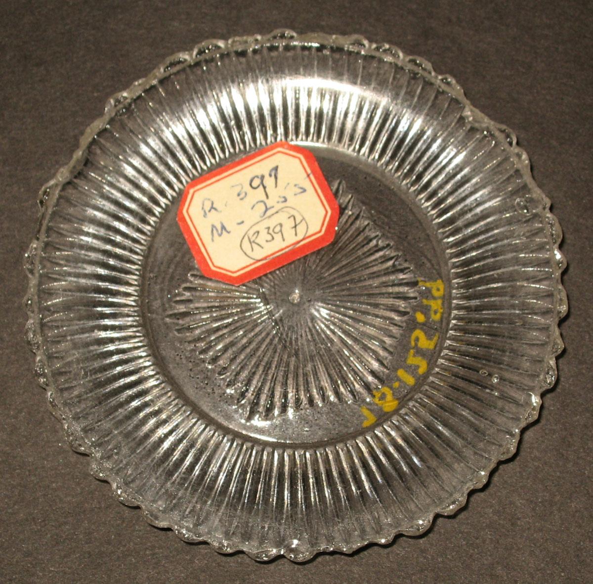 1978.0125.099 Glass cup plate