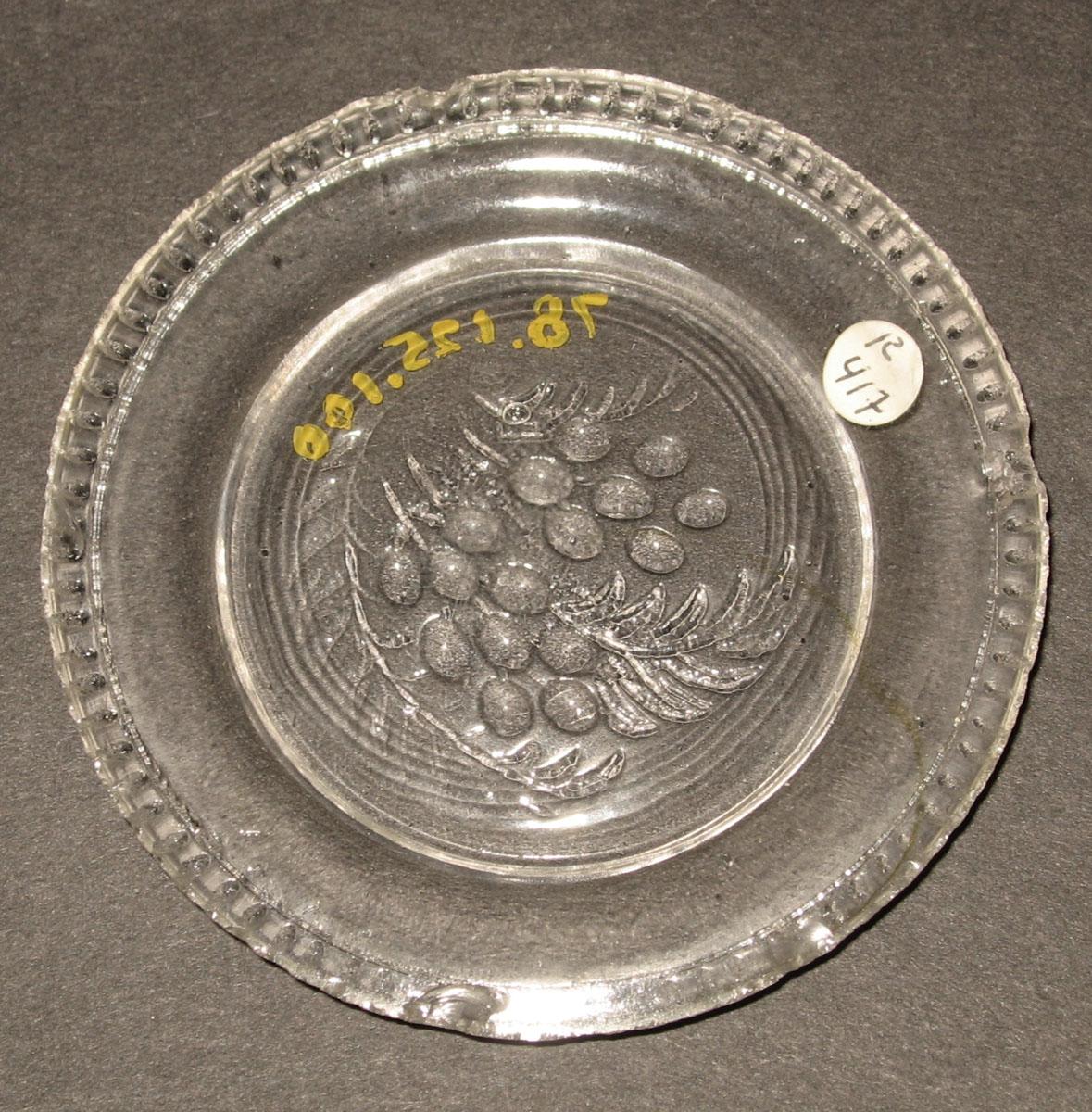1978.0125.100 Glass cup plate