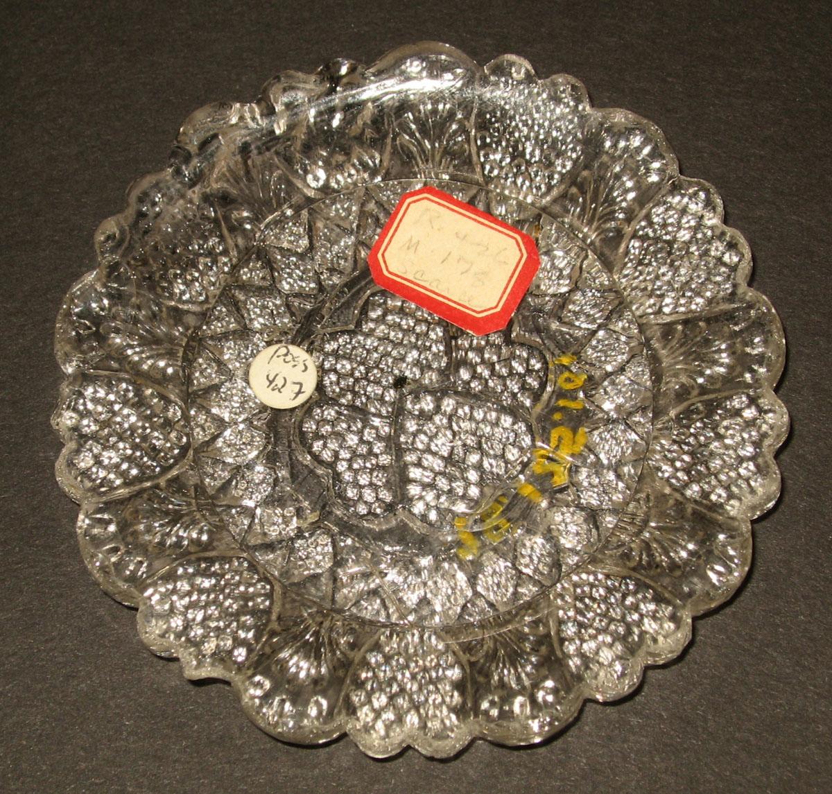 1978.0125.101 Glass cup plate