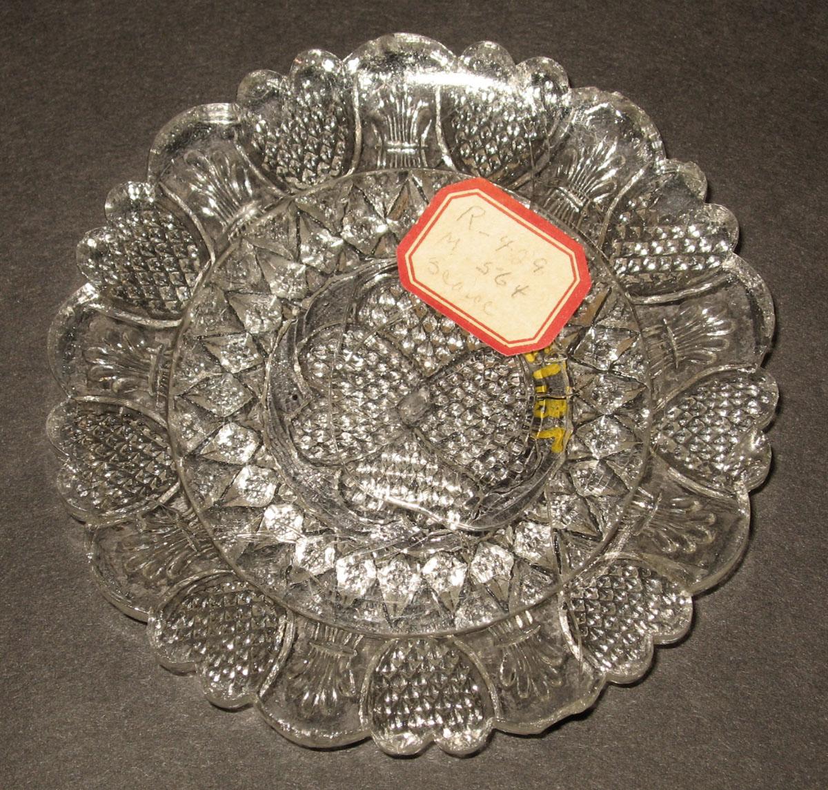 1978.0125.102 Glass cup plate